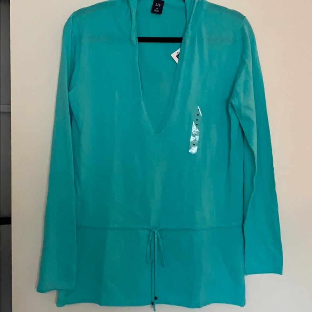 Long sleeves Gap sweater with hood.